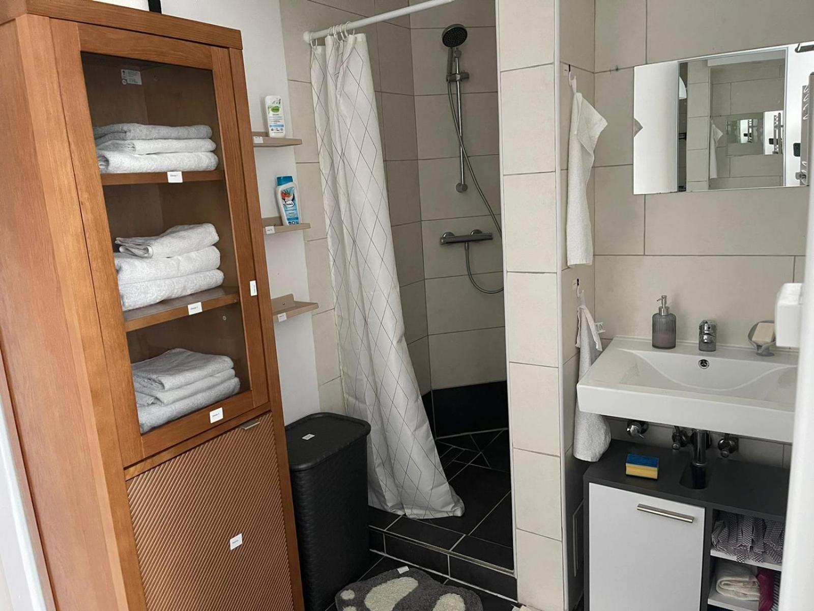 Bequemes Einzelzimmer Im Herzen Von Kassel Buitenkant foto